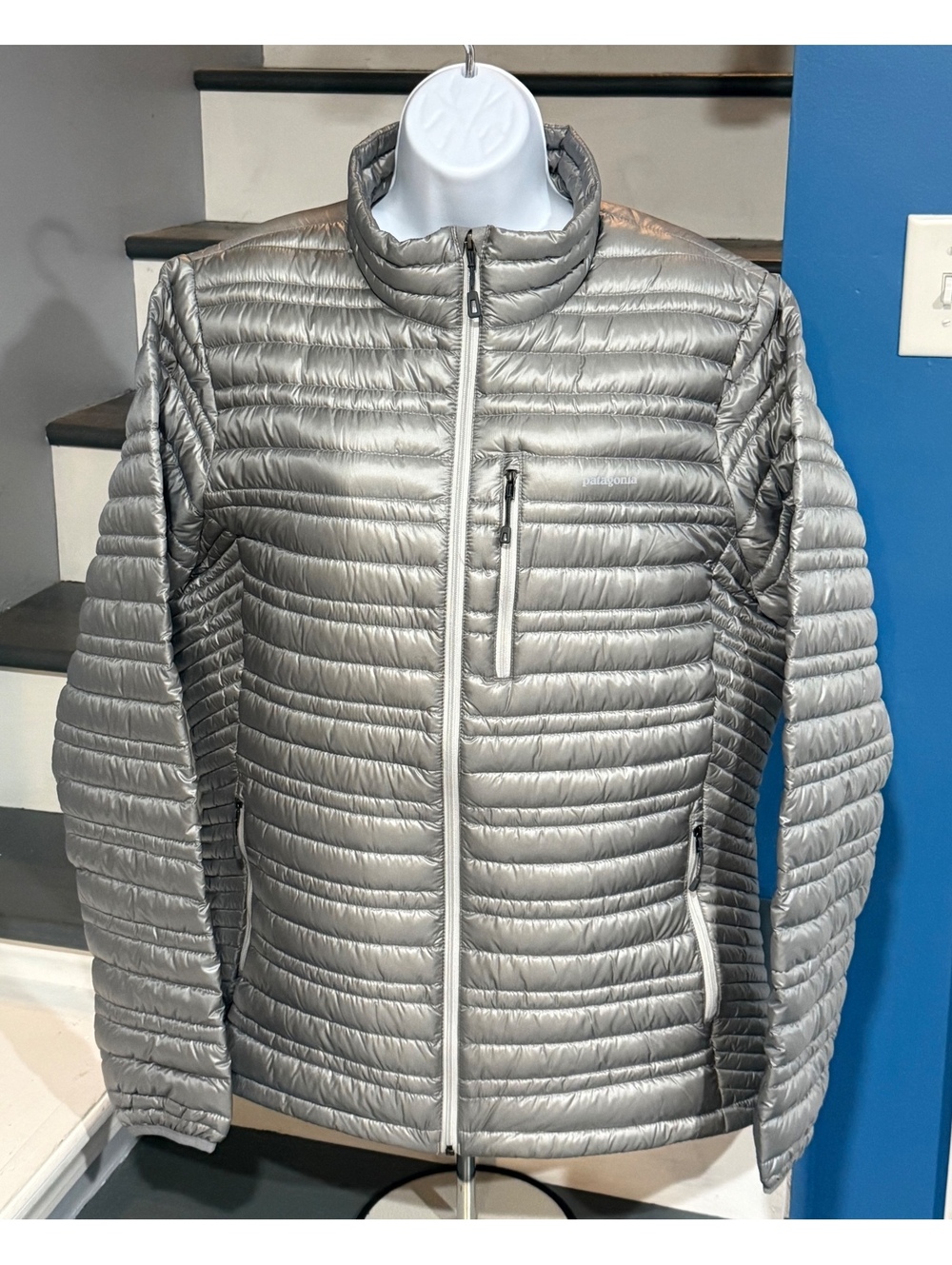 Patagonia Women’s Extra Large (XL) Ultralight Down Sweater Feather Grey Jacket!